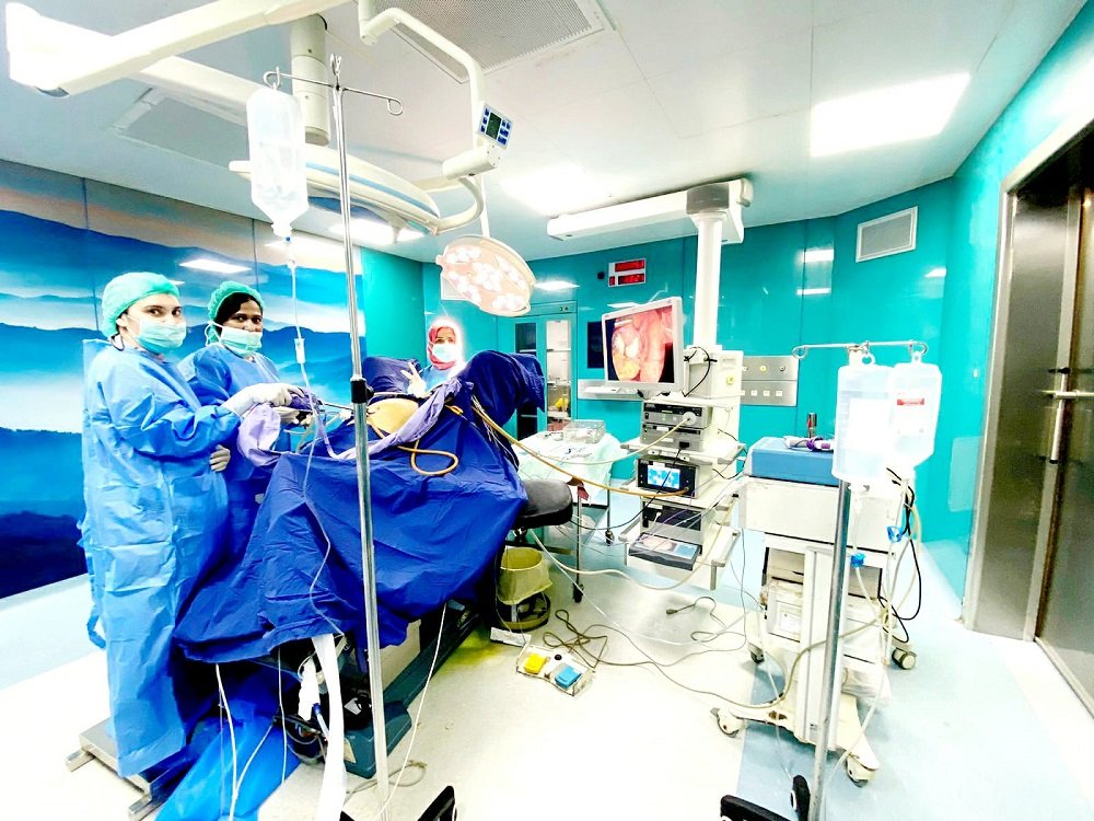 Dr. Rehana Amir Khan doing laparoscopic surgery at Hameed Latif hospital